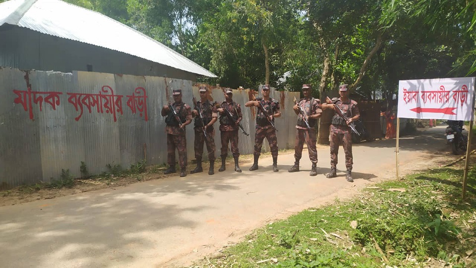 মাদক ব্যবসায়ীর বাড়ি চিহ্নিতকরণ ব্যানার লাগানো শুরু করেছে বিজিবি
