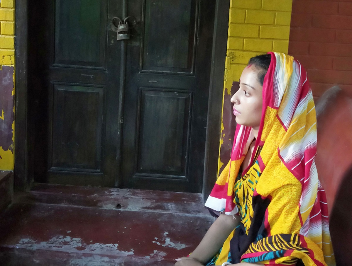 স্ত্রীর স্বীকৃতির দাবিতে ৫ দিন ধরে গৃহবধূর অনশন