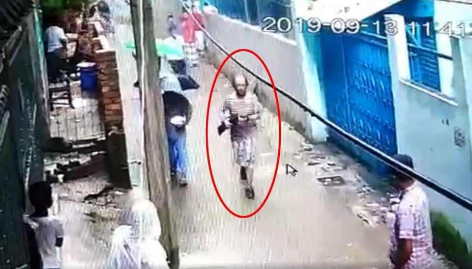 পোষা কুকুরের বিরুদ্ধে অভিযোগ দেয়ায় বন্দুক নিয়ে ধাওয়া