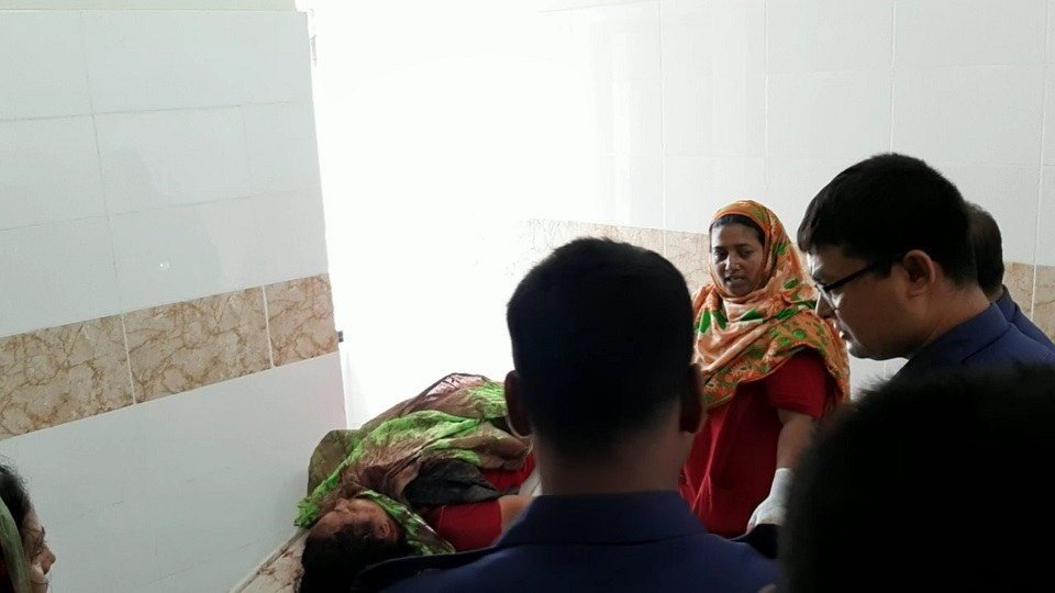 দুপুরে বাড়িতে ঢুকে ডাকাতি, বাধা দেয়ায় গৃহবধূকে খুন