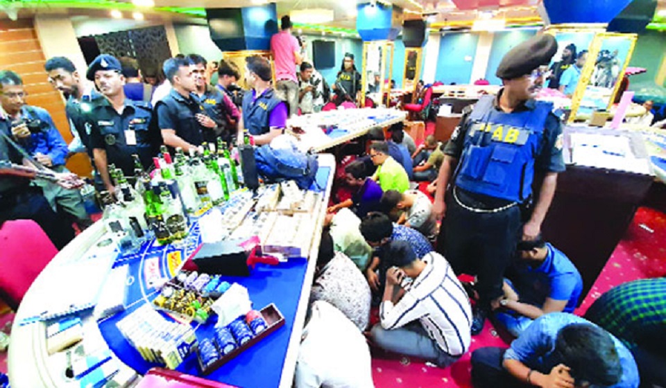 ক্যাসিনোতে সাপের মাথা আর কষ্টিপাথরে খুলে জুয়ার ভাগ্য!