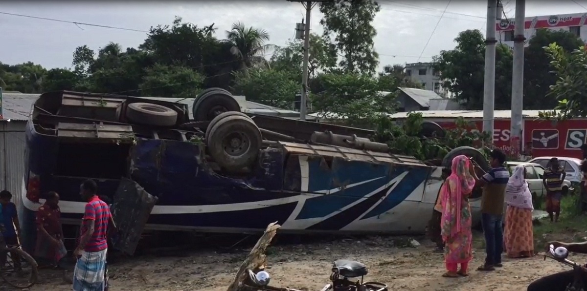 উল্টে গেলো বাস, পথচারীর মৃত্যু
