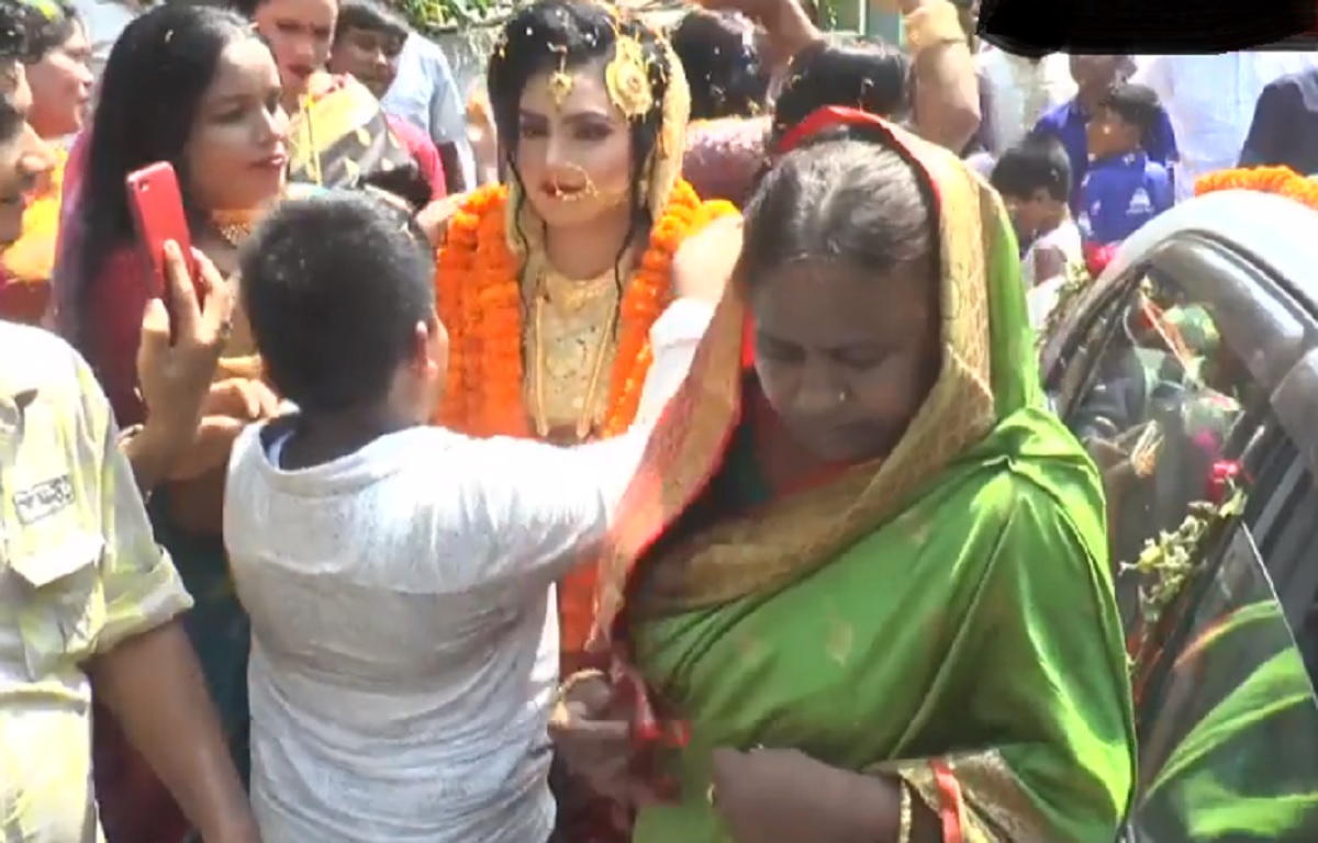 রীতি ভেঙে ‘কনেযাত্রী’ গেল বরের বাড়ি