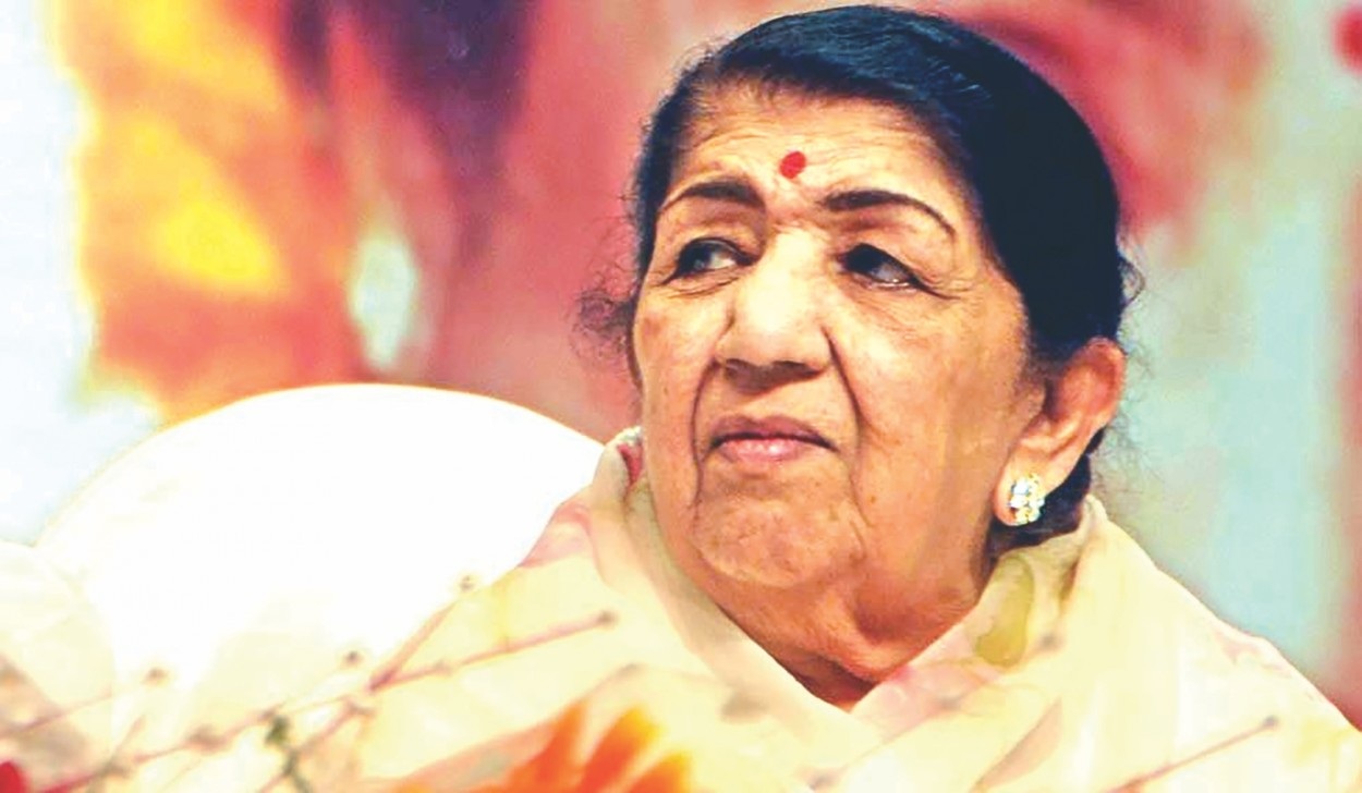 মাত্র ৫ বছর বয়সে গীতিনাট্যে নাম লেখান লতা