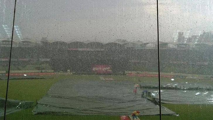 আউটফিল্ড ভেজা, খেলা শুরু হতে দেরি