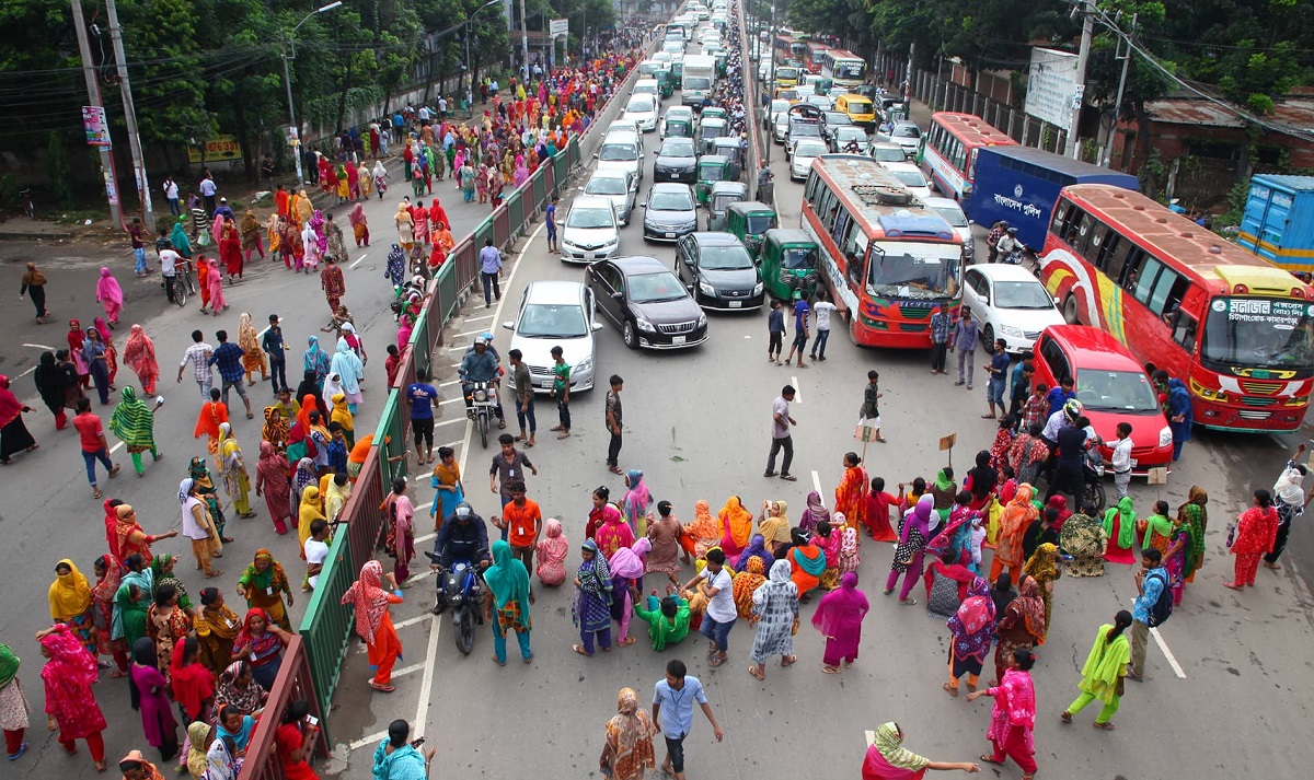 সড়ক অবরোধ করে গার্মেন্টস শ্রমিকদের বিক্ষোভ