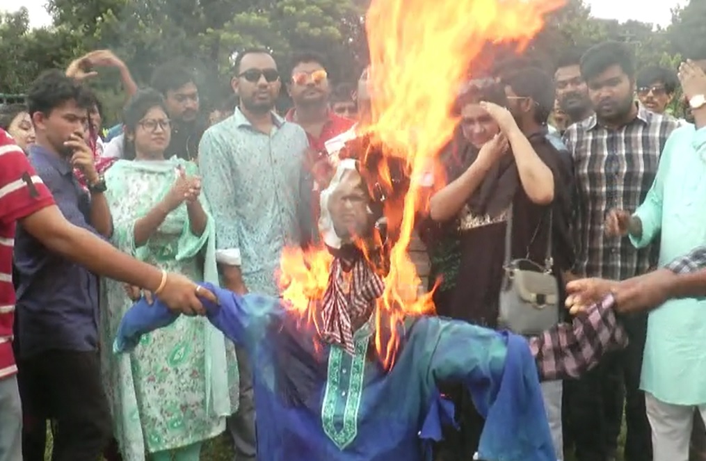 বিএনপির শামসুজ্জামান দুদুকে গ্রেফতারের দাবিতে জাবি ছাত্রলীগের বিক্ষোভ