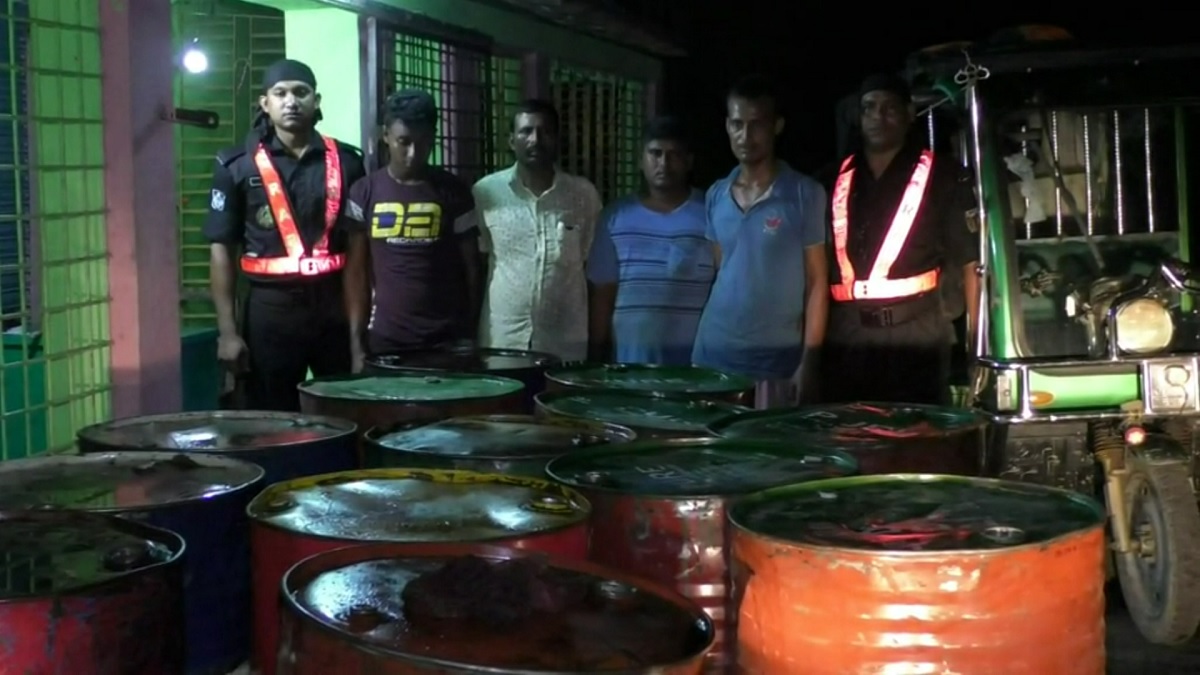 নাটোরে ট্রেনের চোরাই তেলসহ চারজন  আটক