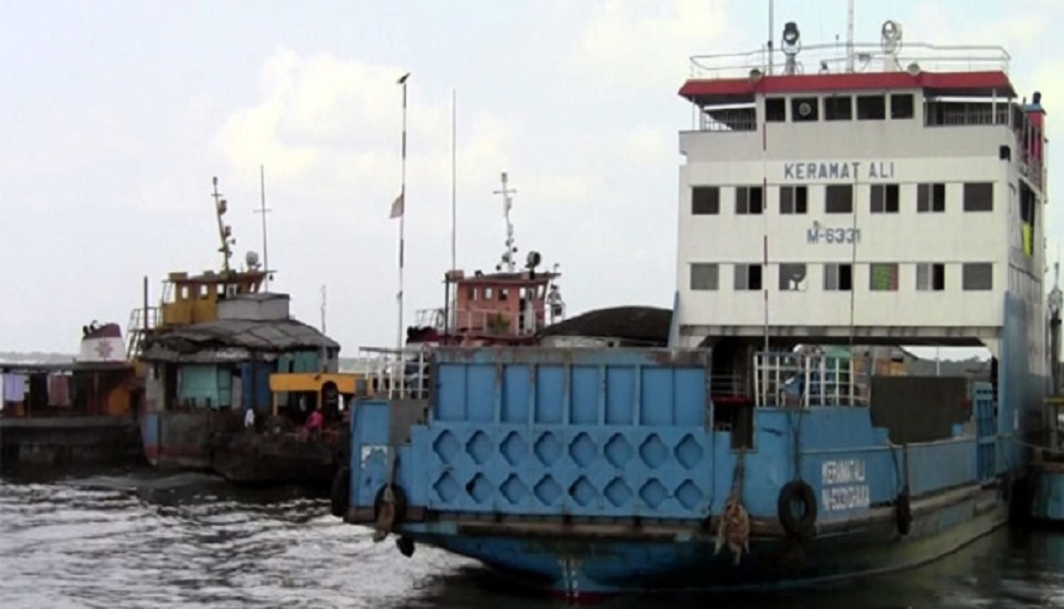 শিমুলিয়া-কাঁঠালবাড়ি নৌরুটে ফেরি চলাচল বন্ধ