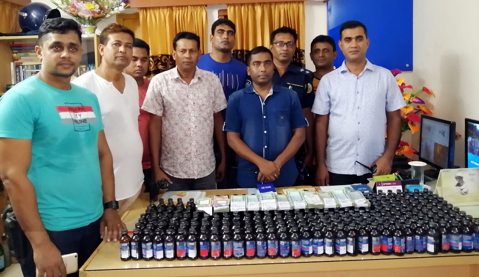 পিরোজপুরে ফেন্সিডিল ও ফেন্সিডিল বিক্রির টাকাসহ আটক ২