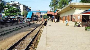 ছাত্রলীগ সভাপতির বহিষ্কারের দাবিতে উত্তাল চবি, শাটল ট্রেন বন্ধ