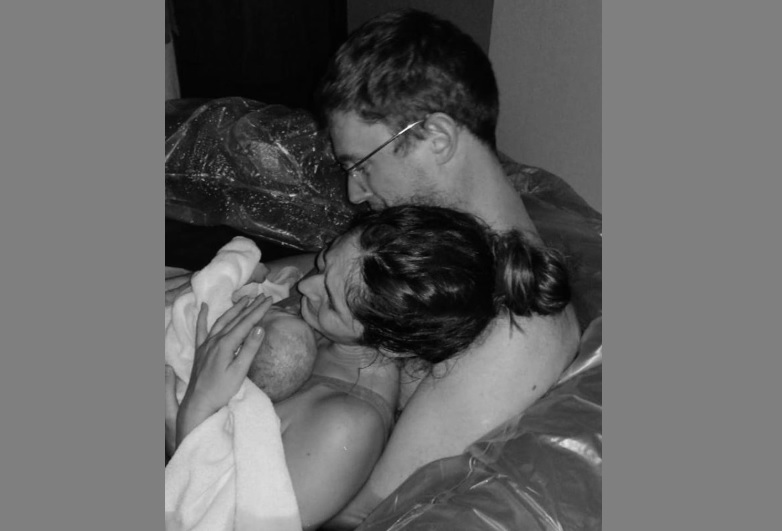 বাথটবে সন্তানের জন্ম দিয়েছিলেন অভিনেত্রী, ছবি দিলেন ইস্টাগ্রামে