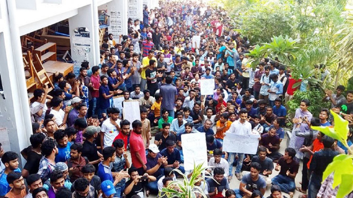 উপাচার্যের পদত্যাগের দাবিতে ষষ্ঠ দিনেও চলছে আন্দোলন