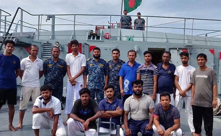 নিরাপদে আছেন ১৪ নাবিক, উদ্ধার হয়নি কলকাতাগামী লাইটার জাহাজ