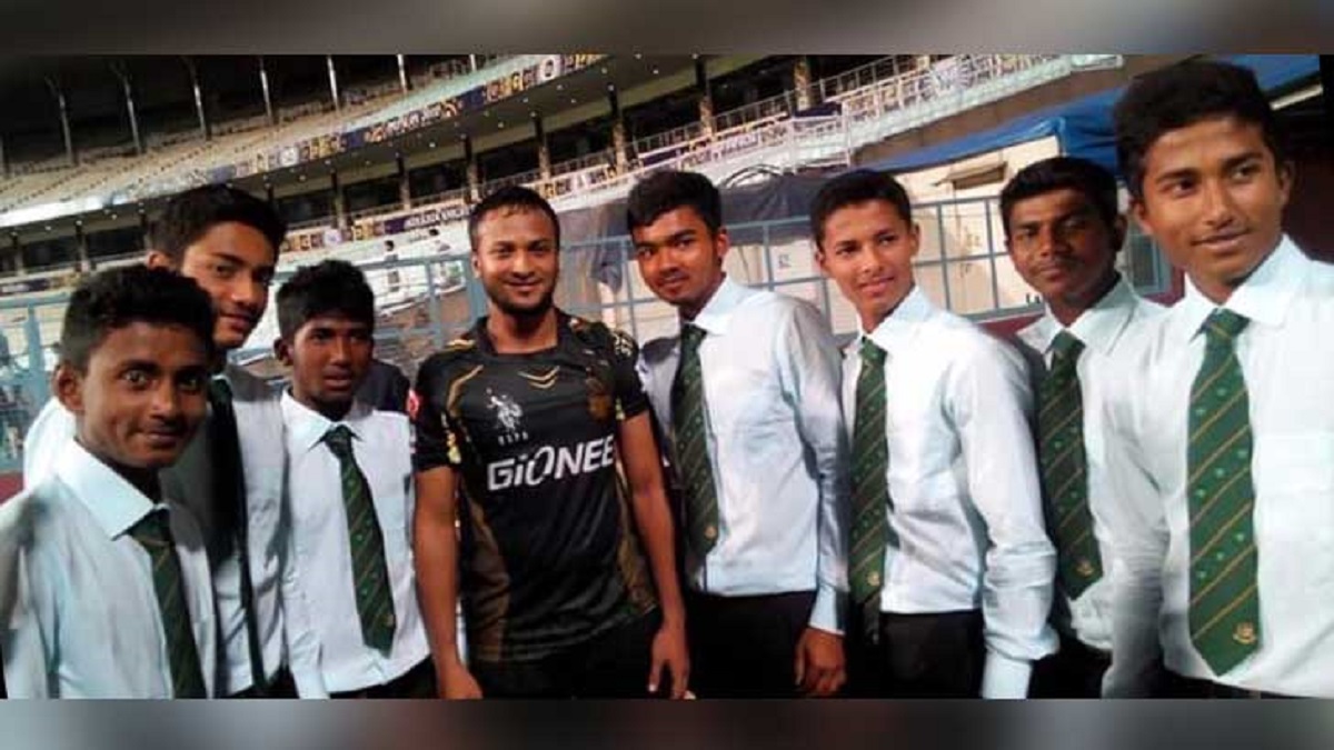 সাকিবের সঙ্গে সেলফি তোলা সেই তরুণরা এখন…