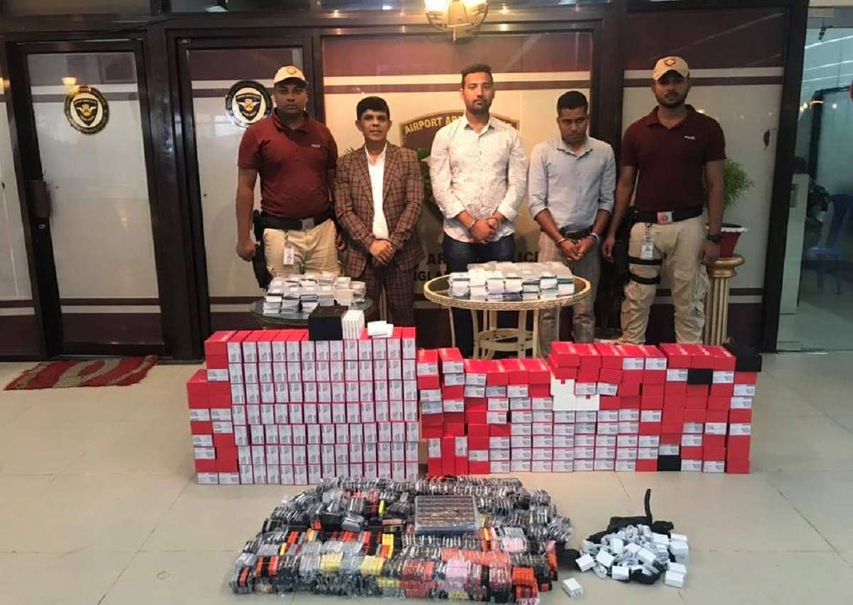 শাহজালালে ২ হাজার ২৪৬ পিস মোবাইলসহ ৩ চোরাকারবারী আটক