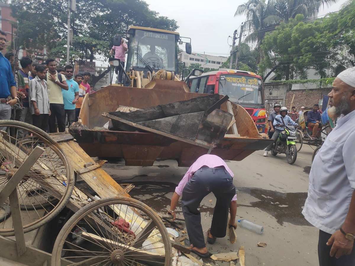 অবৈধ স্থাপনা উচ্ছেদে ঢাকার দুই সিটি করপোরেশনের অভিযান