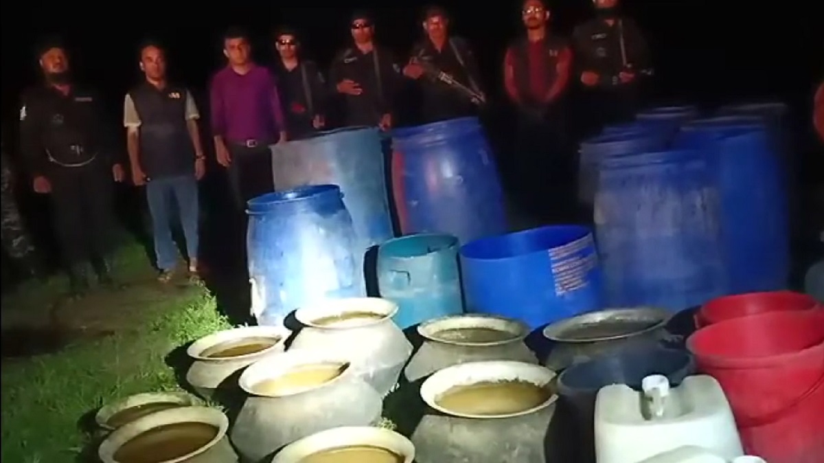 গাজীপুর ন্যাশনাল পার্কে ১৪  হাজার লিটার চোলাইমদসহ আটক ১