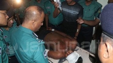 পুলিশ সদস্যকে কুপিয়ে জখম