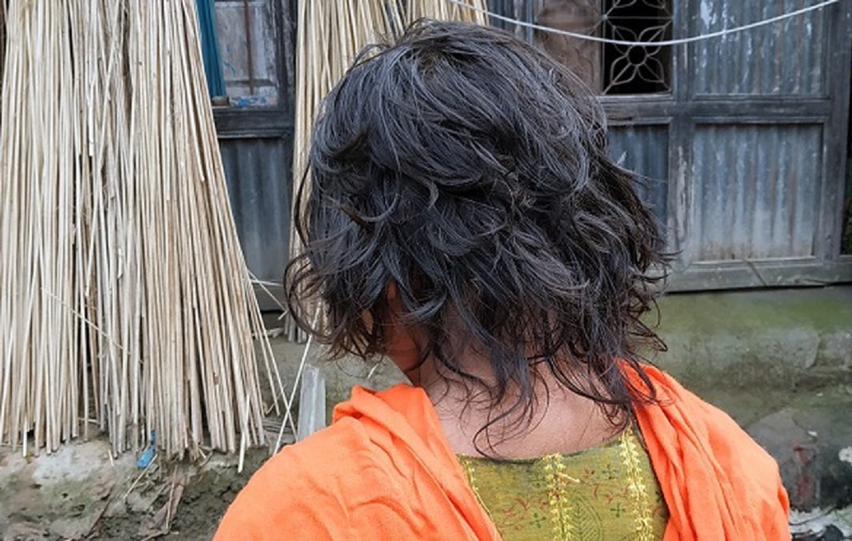 ১১ ছাত্রীর চুল কেটে দেয়া সেই প্রধান শিক্ষক বরখাস্ত