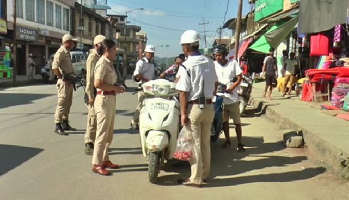 হেলমেট ছাড়া পেলেই মিস্টি খাওয়াচ্ছে পুলিশ!