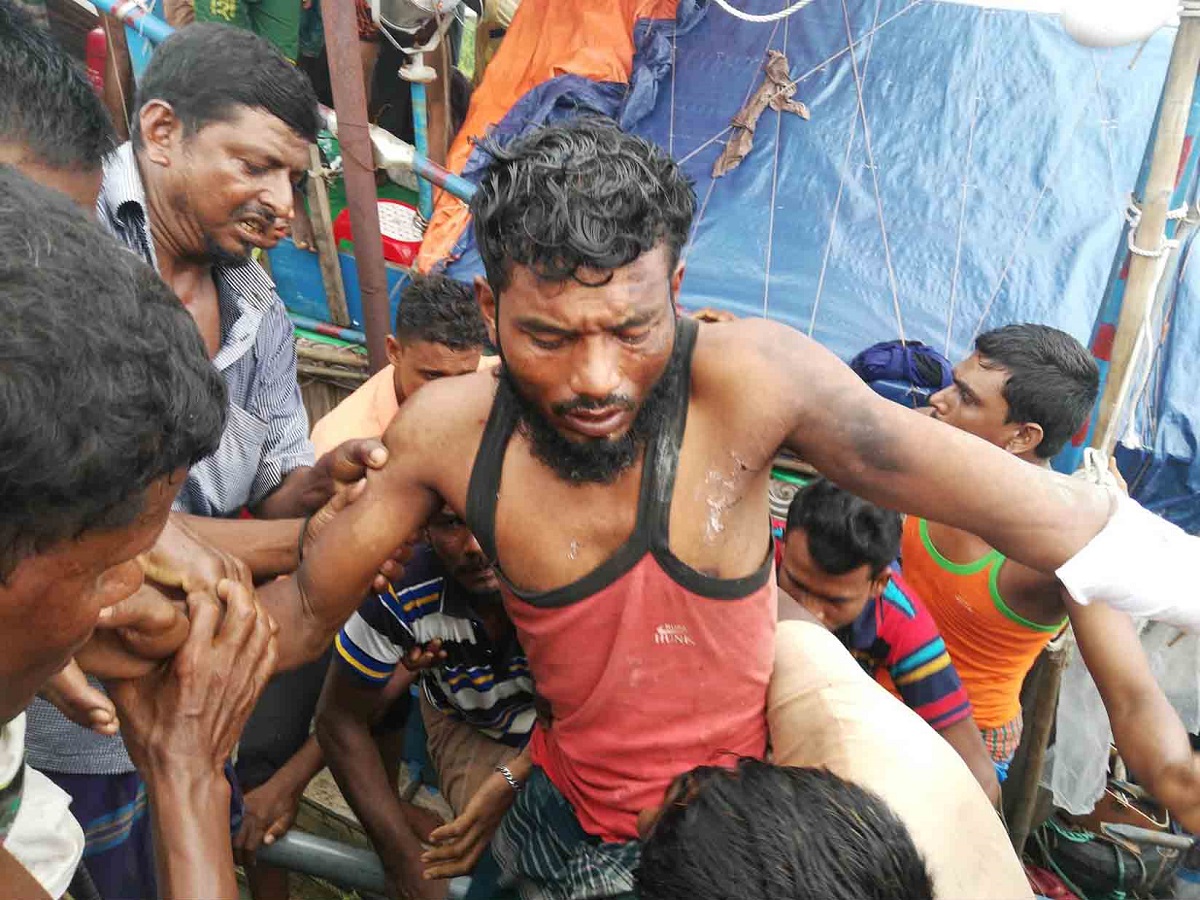 বঙ্গোপসাগরের ফিশিং ট্রলারে বজ্রপাত, পাঁচ জেলে আহত