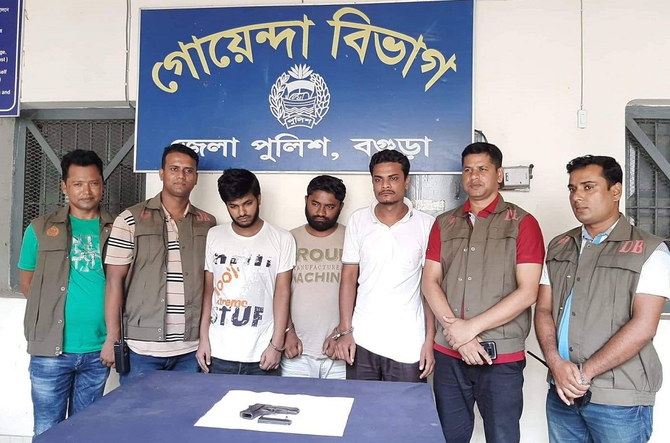 গোয়েন্দা পুলিশের কাছে অবৈধ পিস্তল বিক্রি, ৩ অস্ত্র ব্যবসায়ী আটক