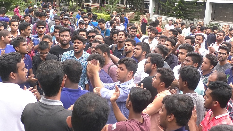 ইবিতে প্রক্টরের অপসারণ দাবিতে ভিসি, প্রক্টর ও ট্রেজারার অবরুদ্ধ