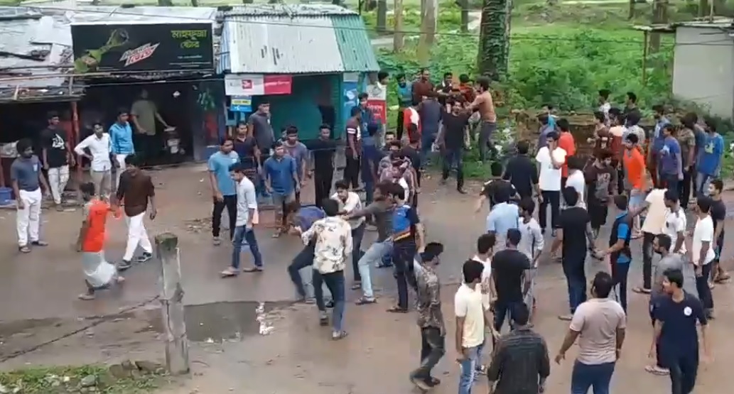 বান্ধবীসহ গেস্ট রুমে বসা নিয়ে ছাত্রলীগের দু’গ্রুপে সংঘর্ষ
