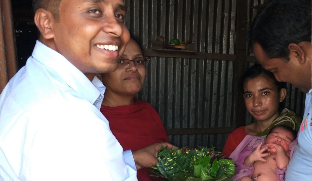 শিশু জন্ম নিলেই তার নামে গাছের চারা রোপণ করেন ইউএনও