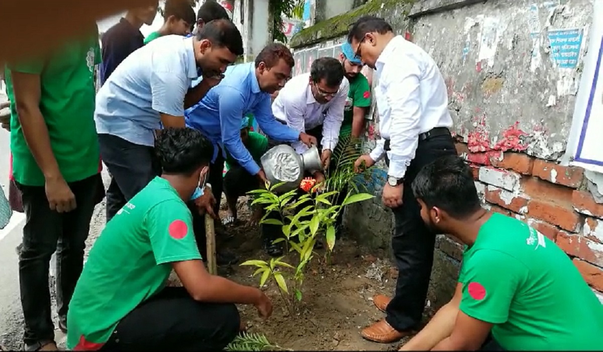 রাস্তার পাশে ময়লা পরিষ্কার করে ফুলের বাগান!