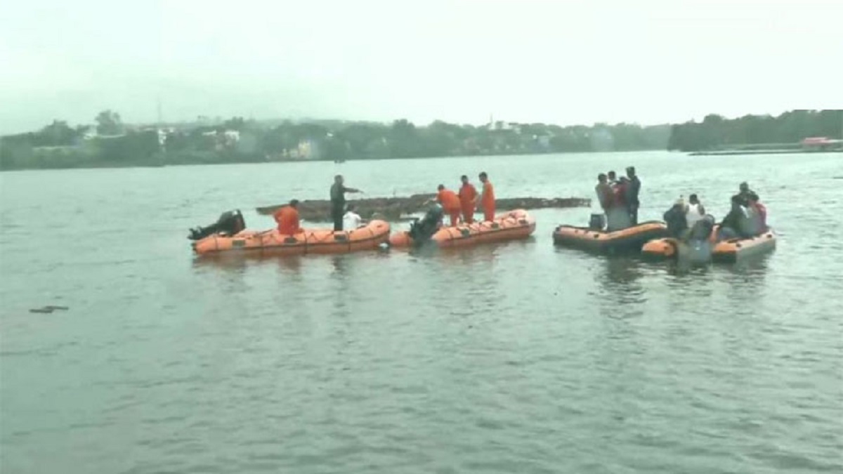 প্রতিমা বিসর্জন দিতে গিয়ে নৌকাডুবিতে নিহত ১১