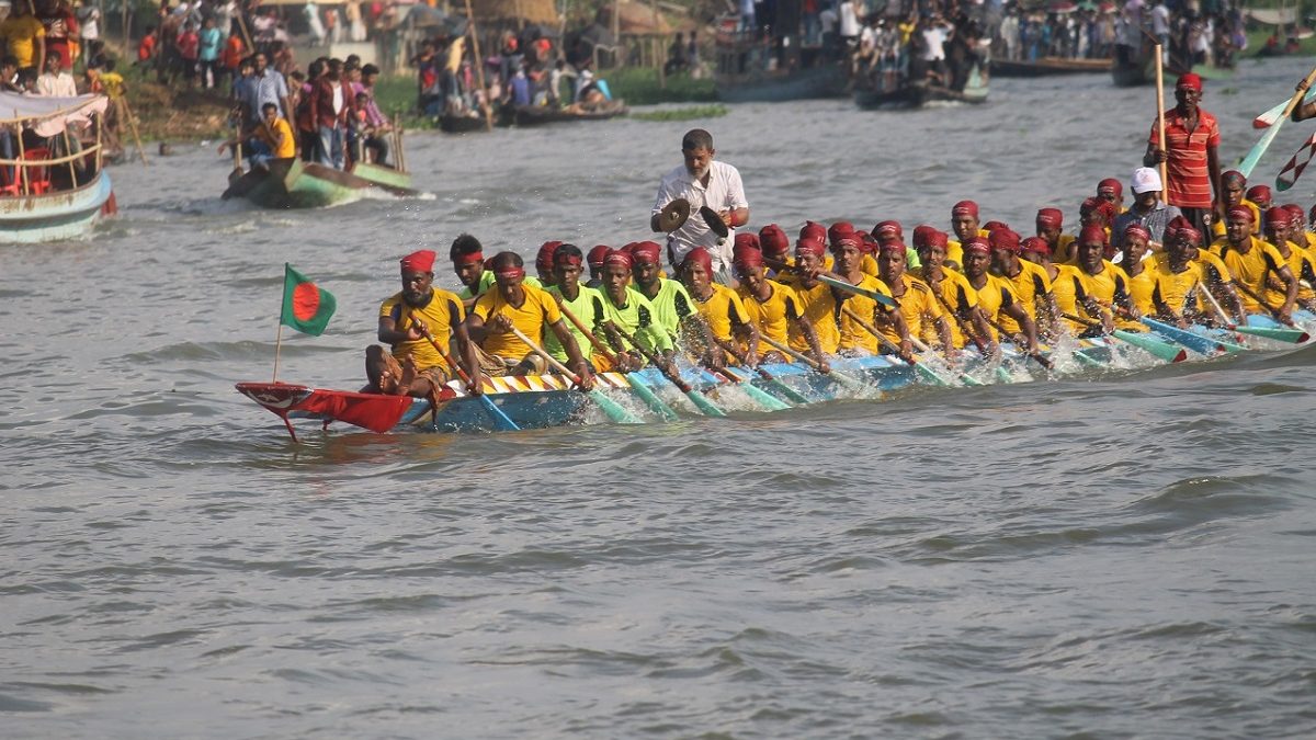 লাখো দর্শকের উপস্থিতিতে তিতাস নদীতে নৌকাবাইচ