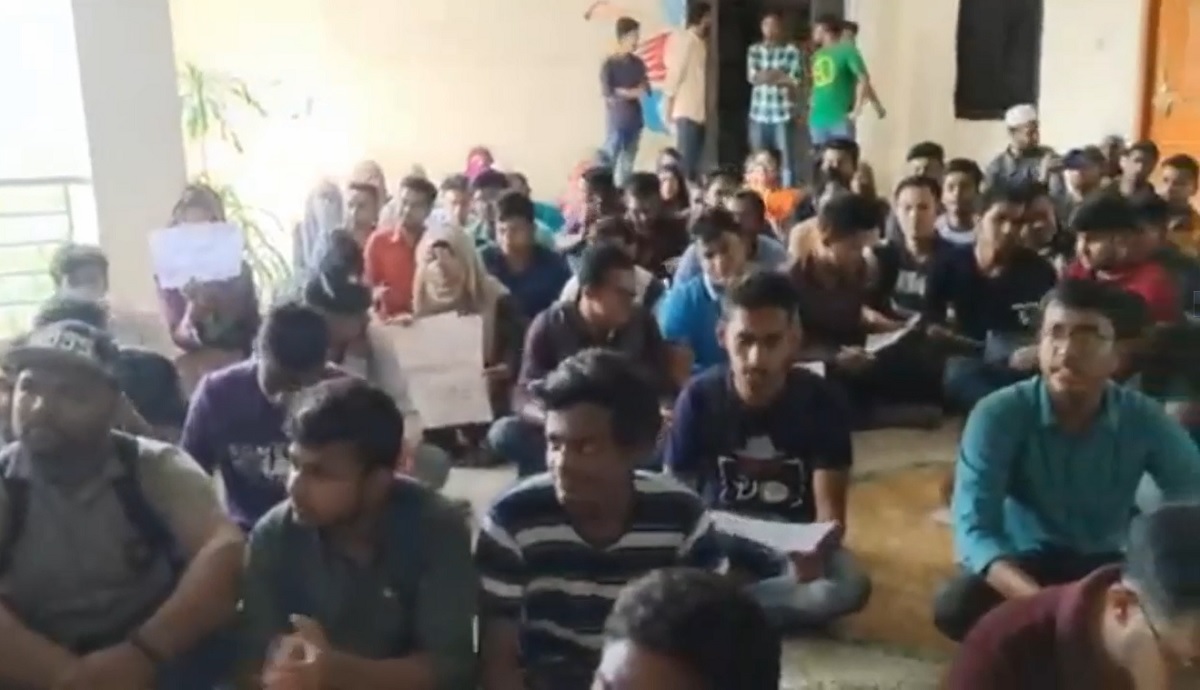 বঙ্গবন্ধু বিশ্ববিদ্যালয়ে হামলাকারী ৫ শিক্ষার্থীর বহিষ্কারের দাবিতে শিক্ষার্থীদের অবস্থান