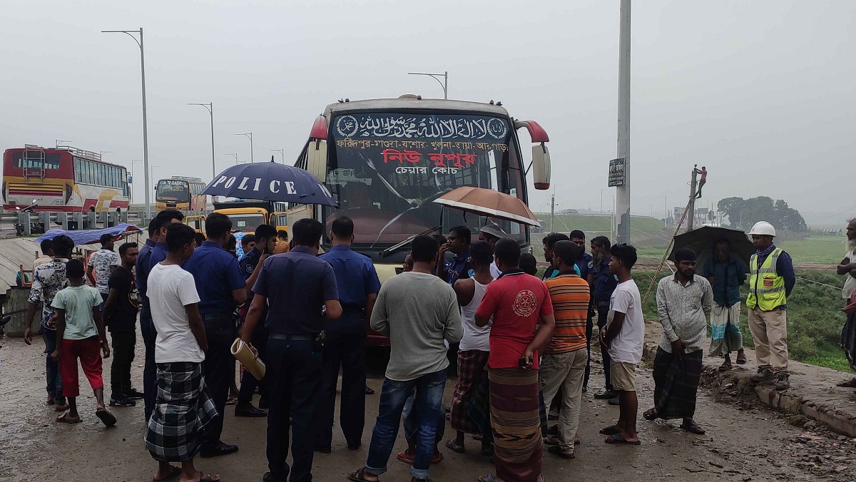 হেলপারকে হত্যা করে বাস ছিনতাই’র চেষ্টা