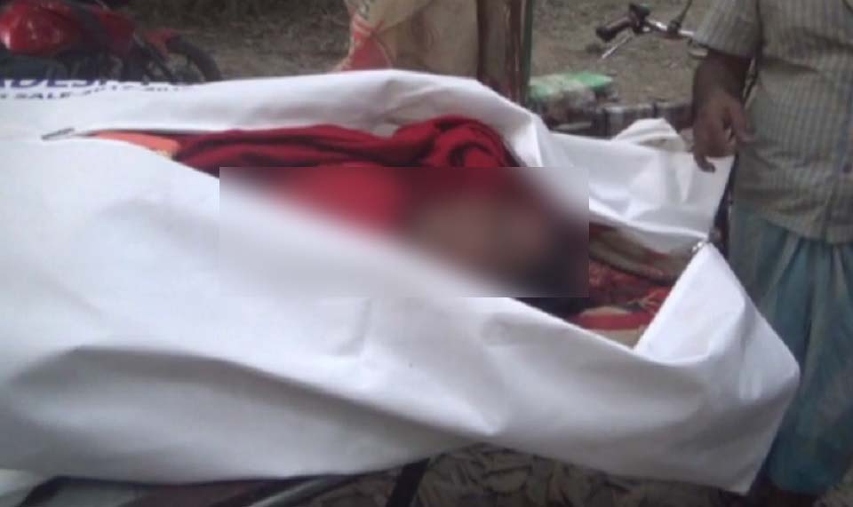 ফরিদপুরে দুই সন্তানের জননীকে কুপিয়ে হত্যা