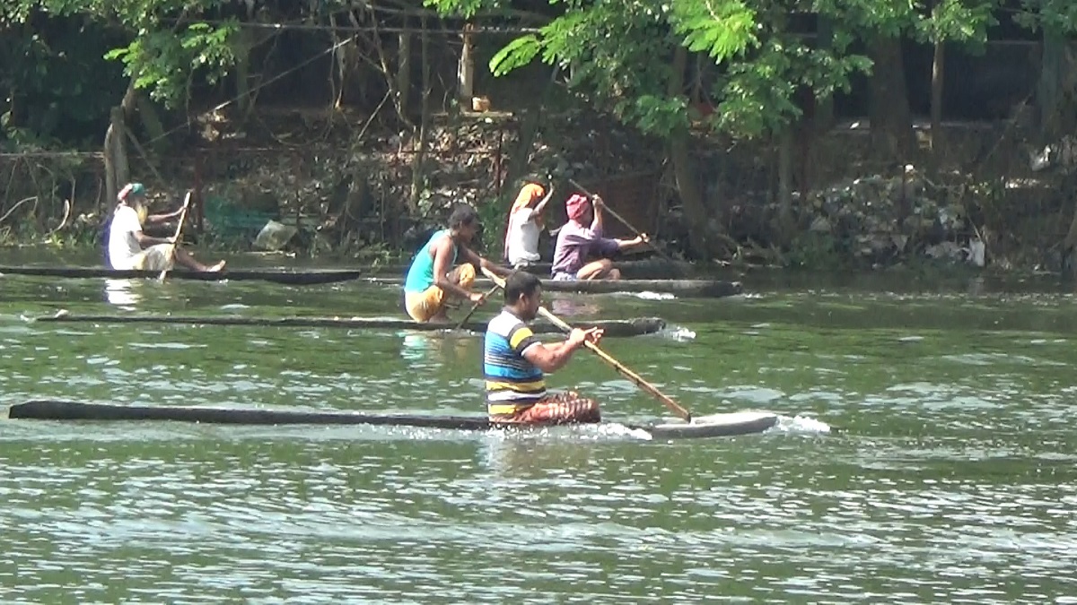 নবগঙ্গা নদীতে ব্যতিক্রমী ডোঙা বাইচ প্রতিযোগিতা