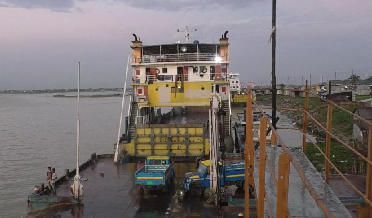 পাঁচ দিন পর কাঁঠালবাড়ী-শিমুলিয়া নৌরুটে সীমিত আকারে ফেরি চলাচল শুরু
