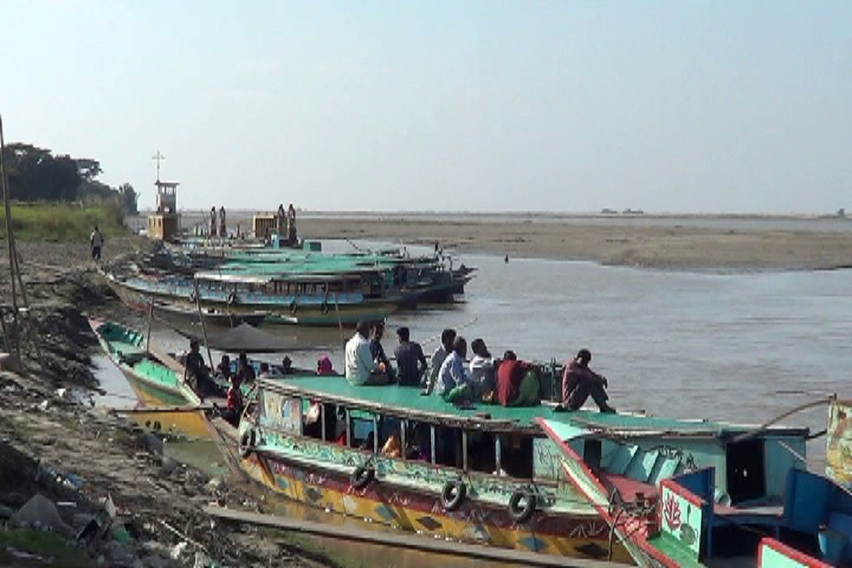 অভিযানের নামে ইলিশ চুরি, ৪ পুলিশ ক্লোজড