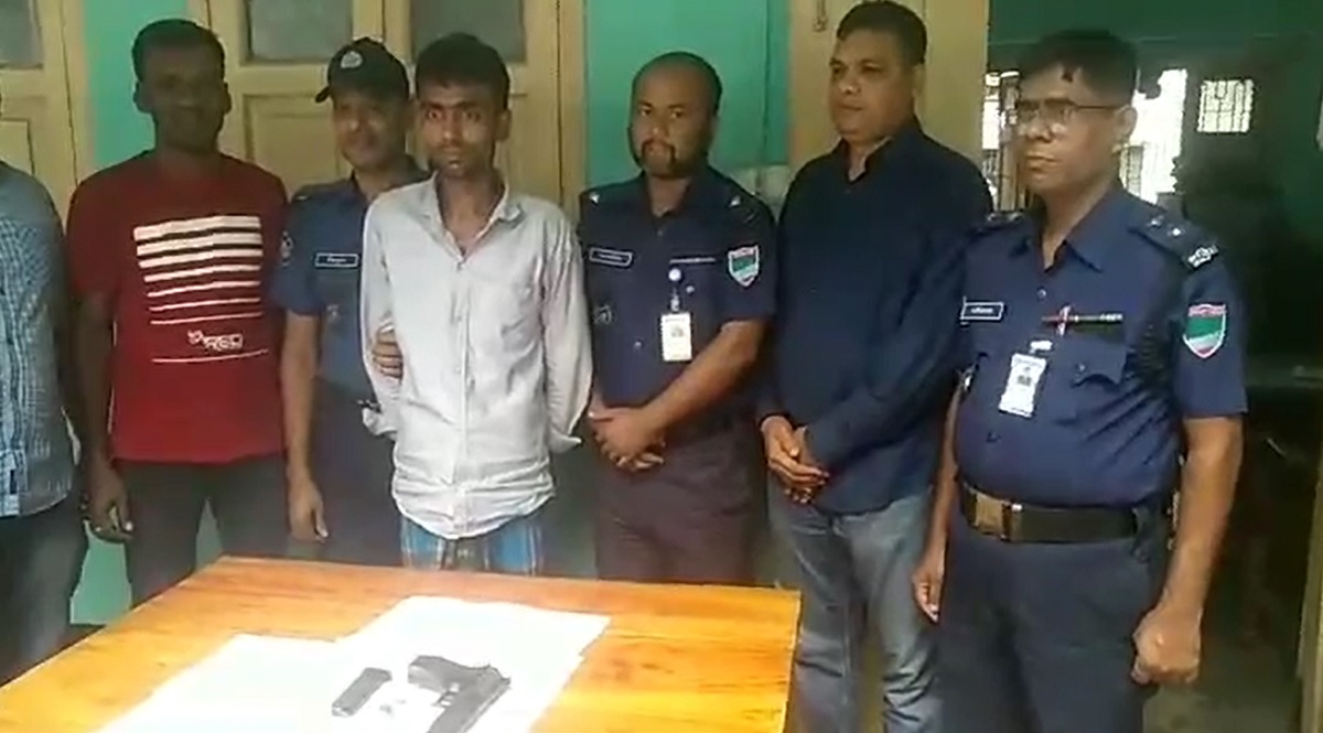 অস্ত্র-গুলিসহ মুদি দোকানি আটক