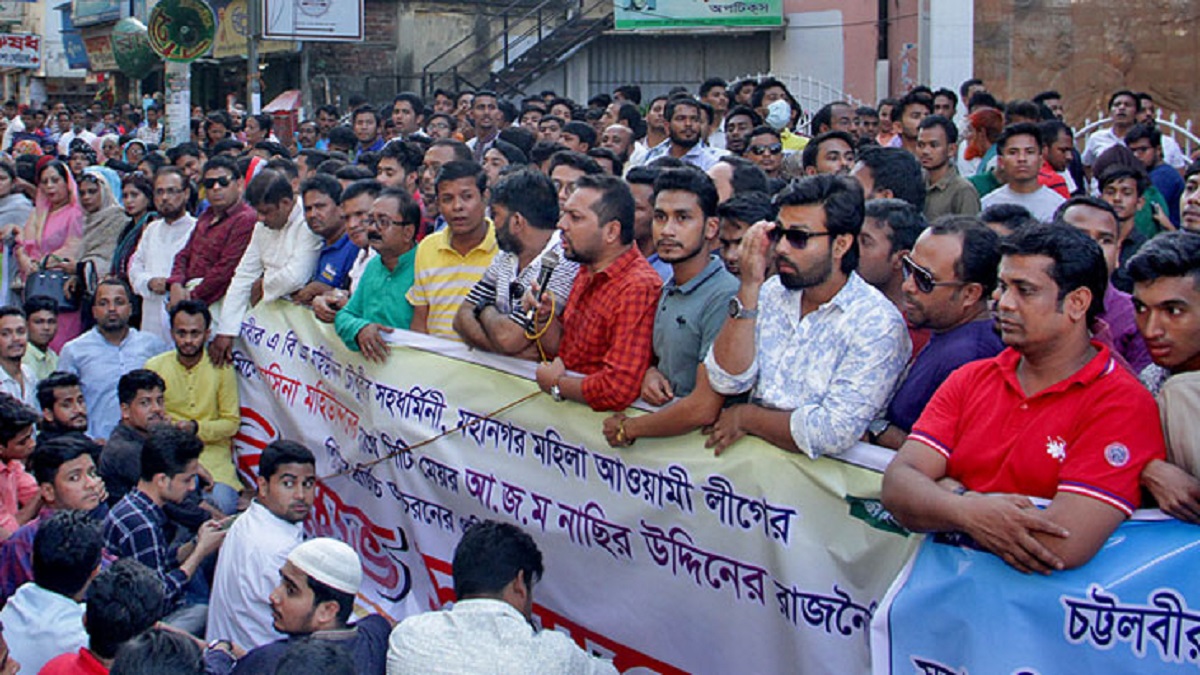 মহিউদ্দিনপত্মীকে মঞ্চ থেকে নামানোর ঘটনায় ক্ষোভ