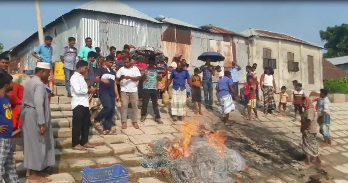 ইলিশ শিকার করায় ৮ জেলে আটক