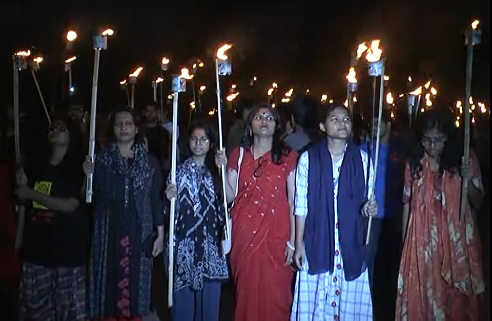 জাবিতে উপাচার্যের অপসারণ চেয়ে মশাল মিছিল