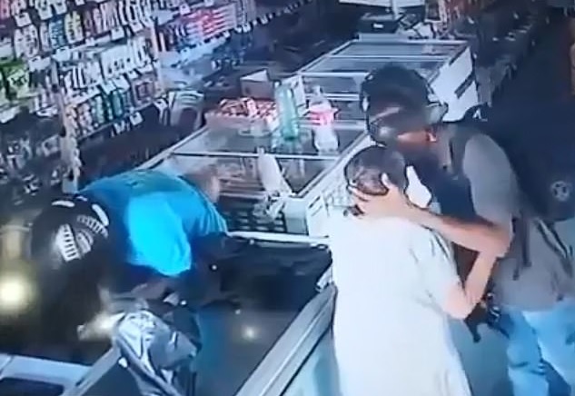 ‘দয়ালু’ ডাকাত: লুট করতে এসে বৃদ্ধা ক্রেতার কপালে চুমু