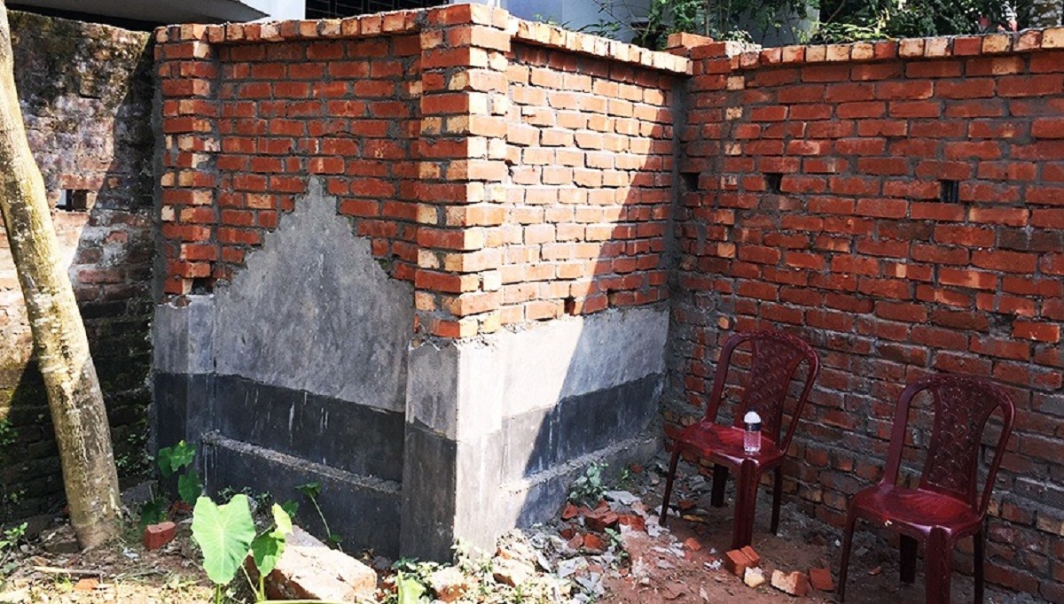 মুক্তিযোদ্ধা বাবার কবরের ওপর ছেলের টয়লেট নির্মাণ!