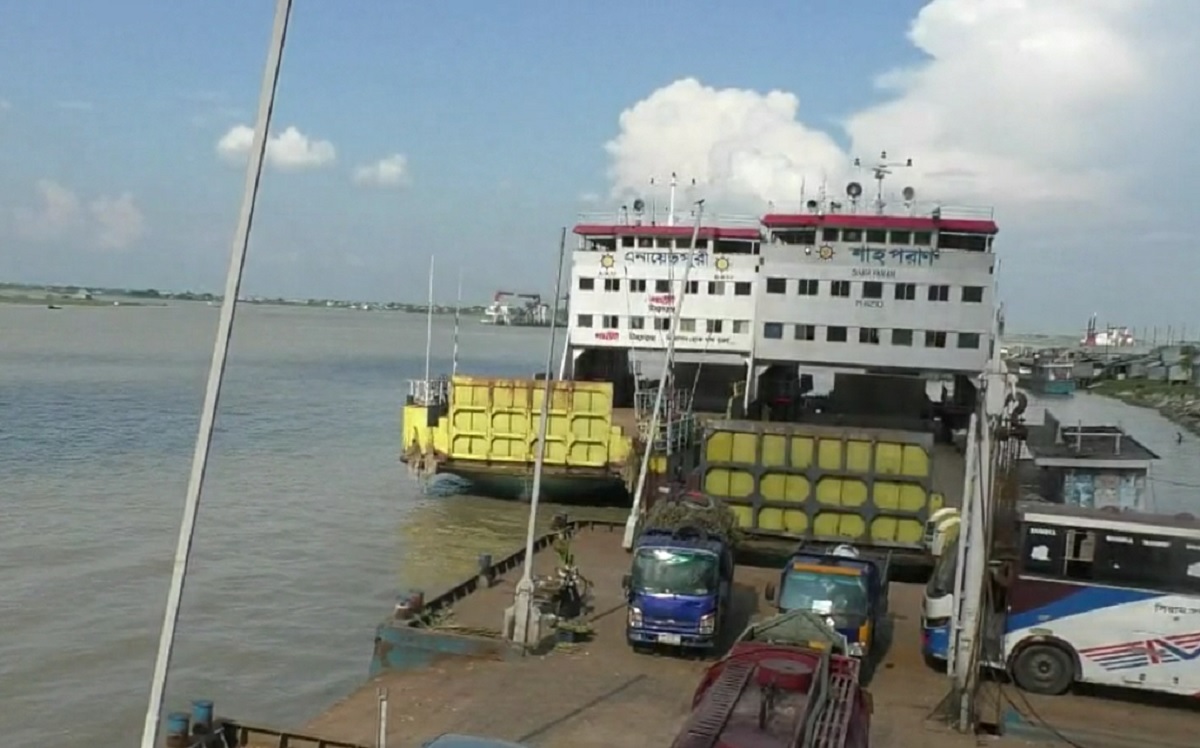 নাব্যতা সংকটে শিমুলিয়া-কাঁঠালবাড়ি নৌ রুটে ফেরি পারাপার ব্যাহত