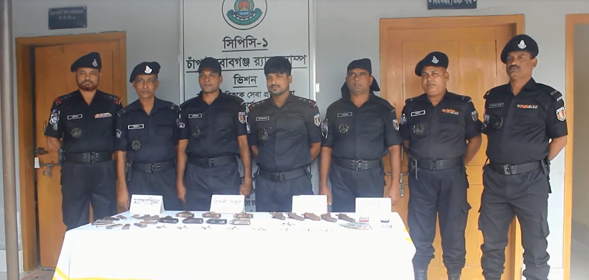 চাঁপাইনবাবগঞ্জে ১২ অস্ত্রসহ ব্যবসায়ী আটক