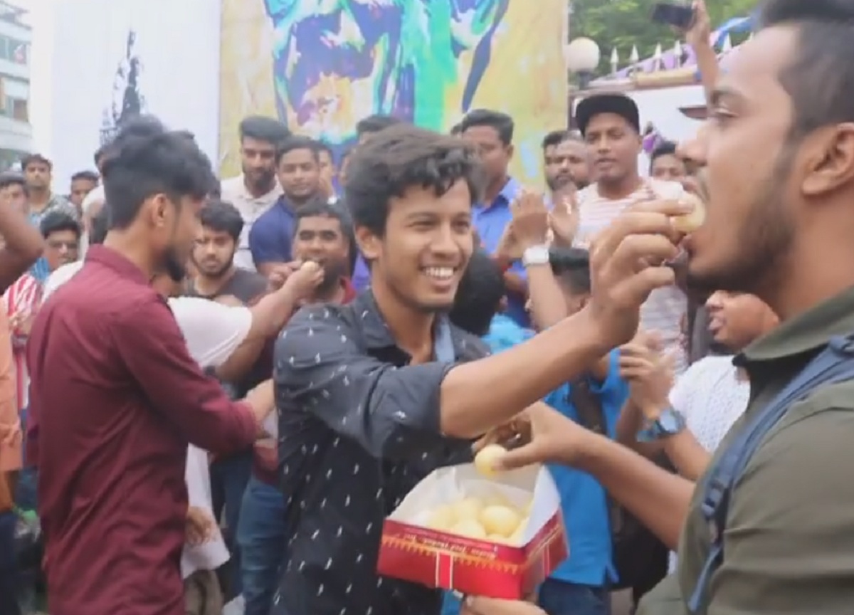 নুসরাত হত্যার রায়ে মিষ্টি বিতরণ ও আনন্দ মিছিল