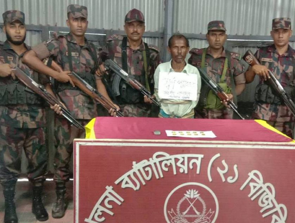 ১০ স্বর্ণের বারসহ ভারতীয় নাগরিক আটক