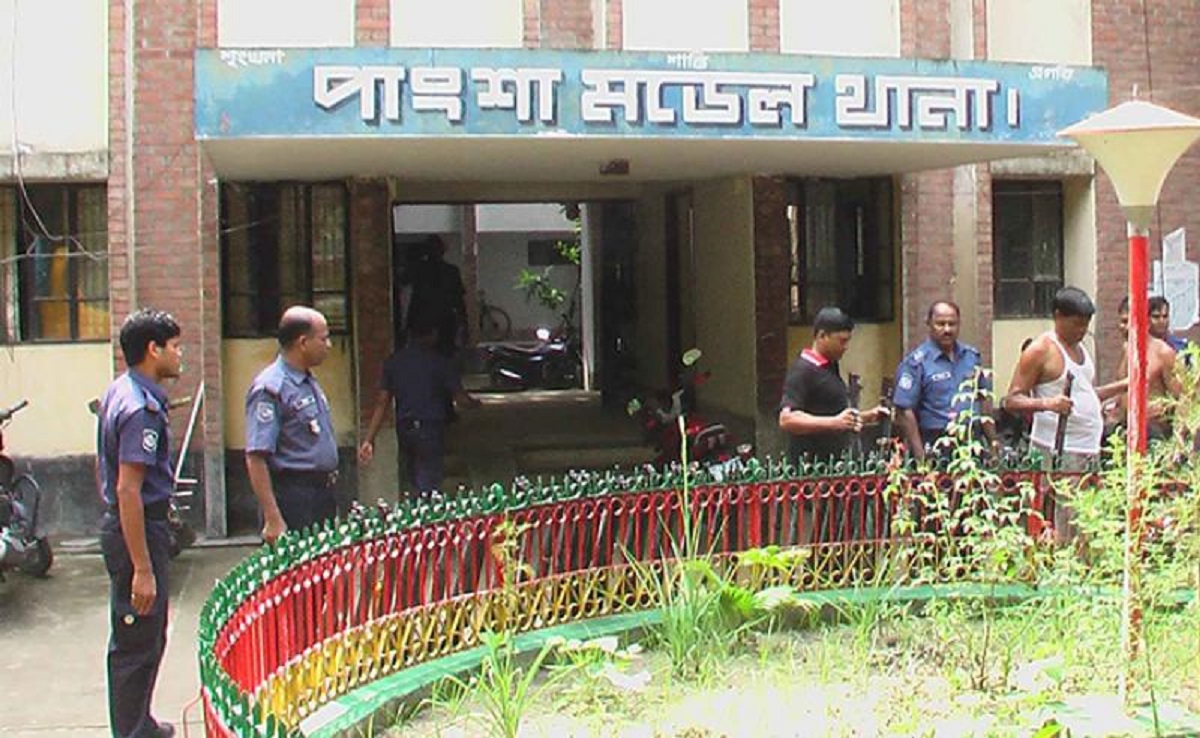 প্রকাশ্যে শিক্ষককে গুলি করে হত্যা